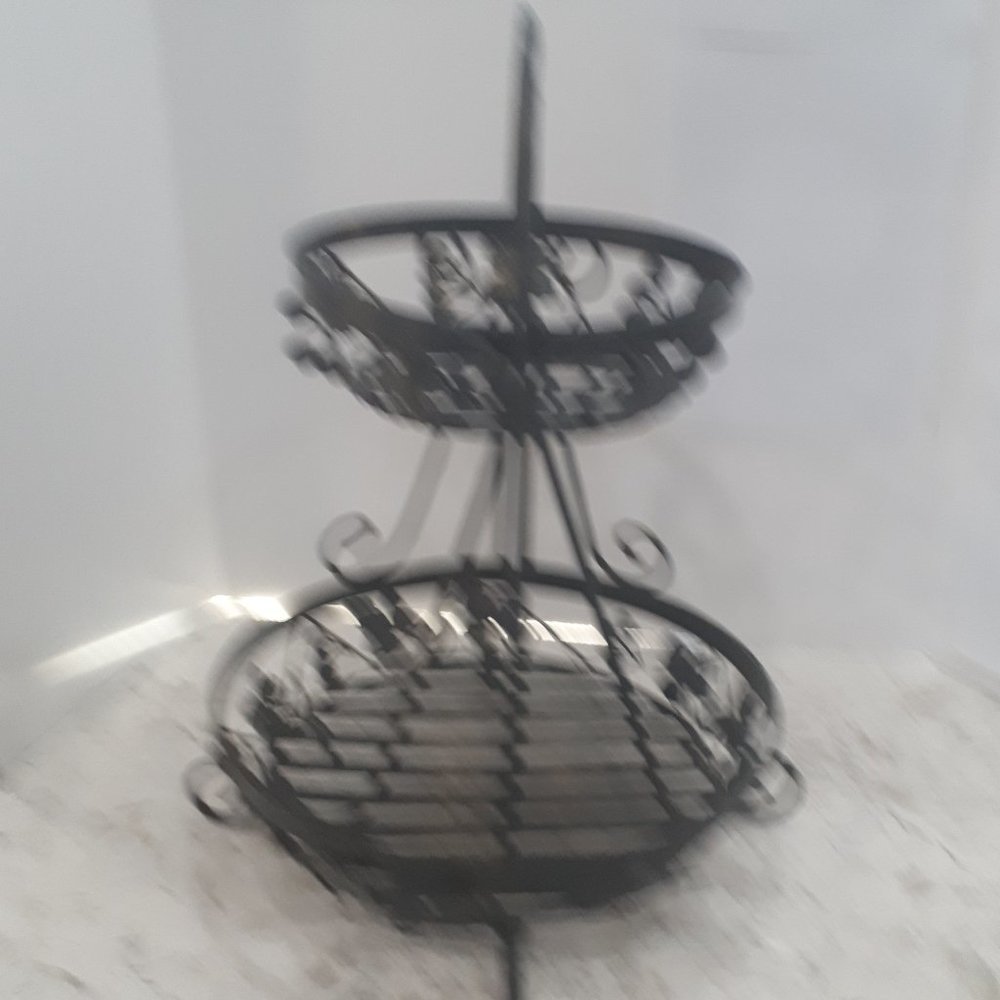 Metal Lop and Lattice Two-Tier Levels Basket for fruit, for example. - Picture 2 of 5
